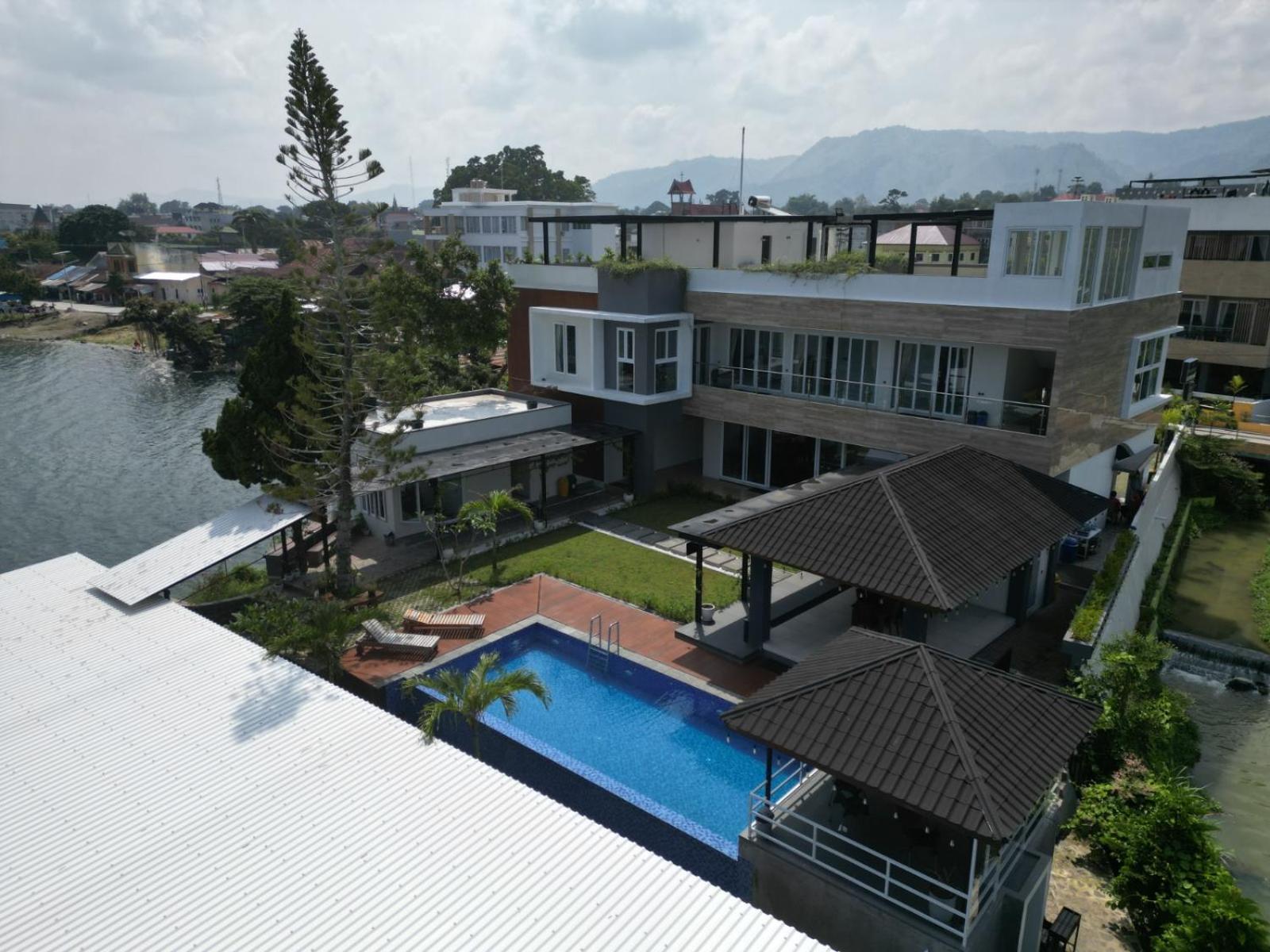 Purnama Balige Hotel Ngoại thất bức ảnh
